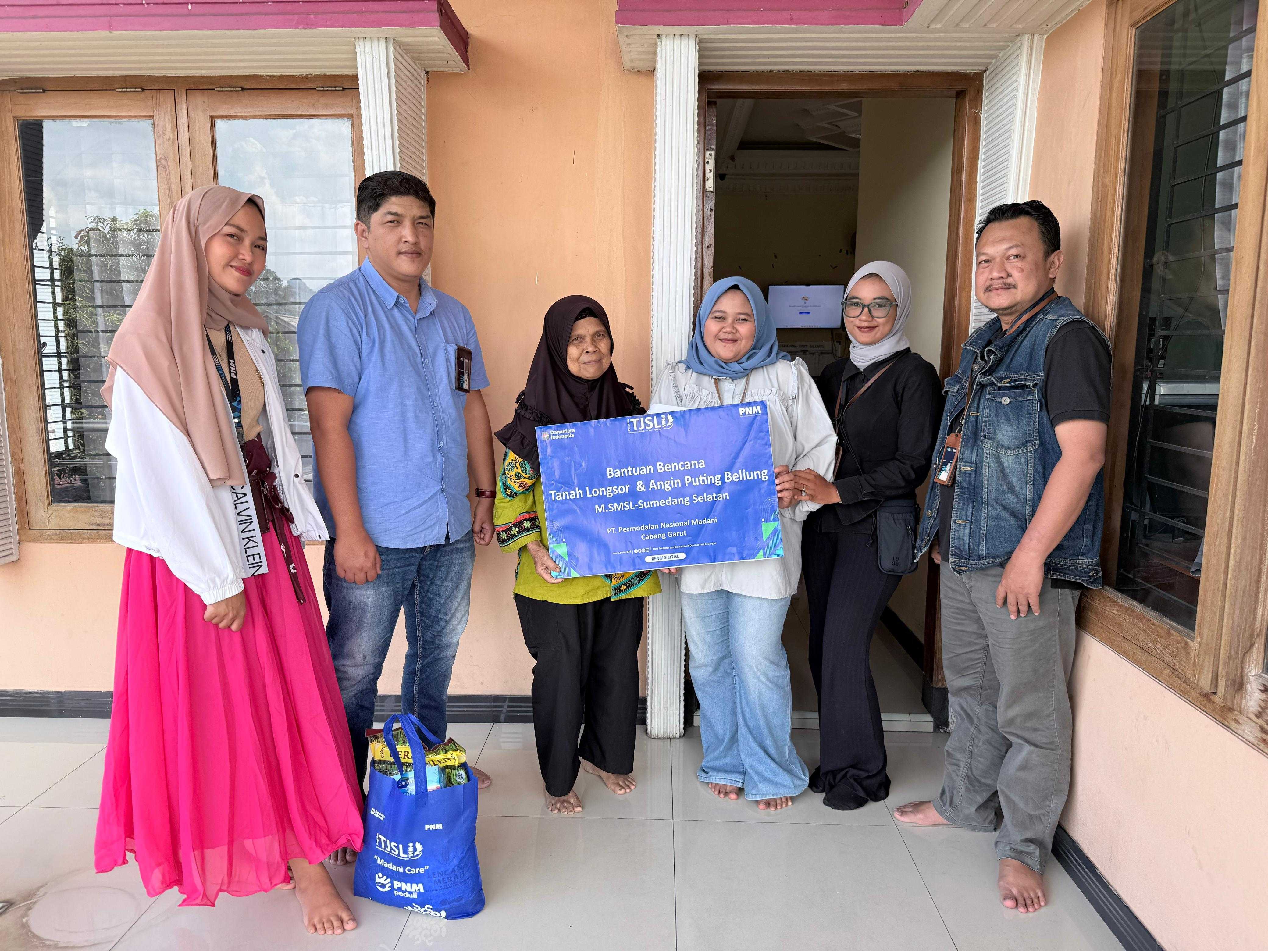 PNM Garut Salurkan Bantuan bagi Nasabah dan Karyawan Terdampak Bencana Tanah Longsor